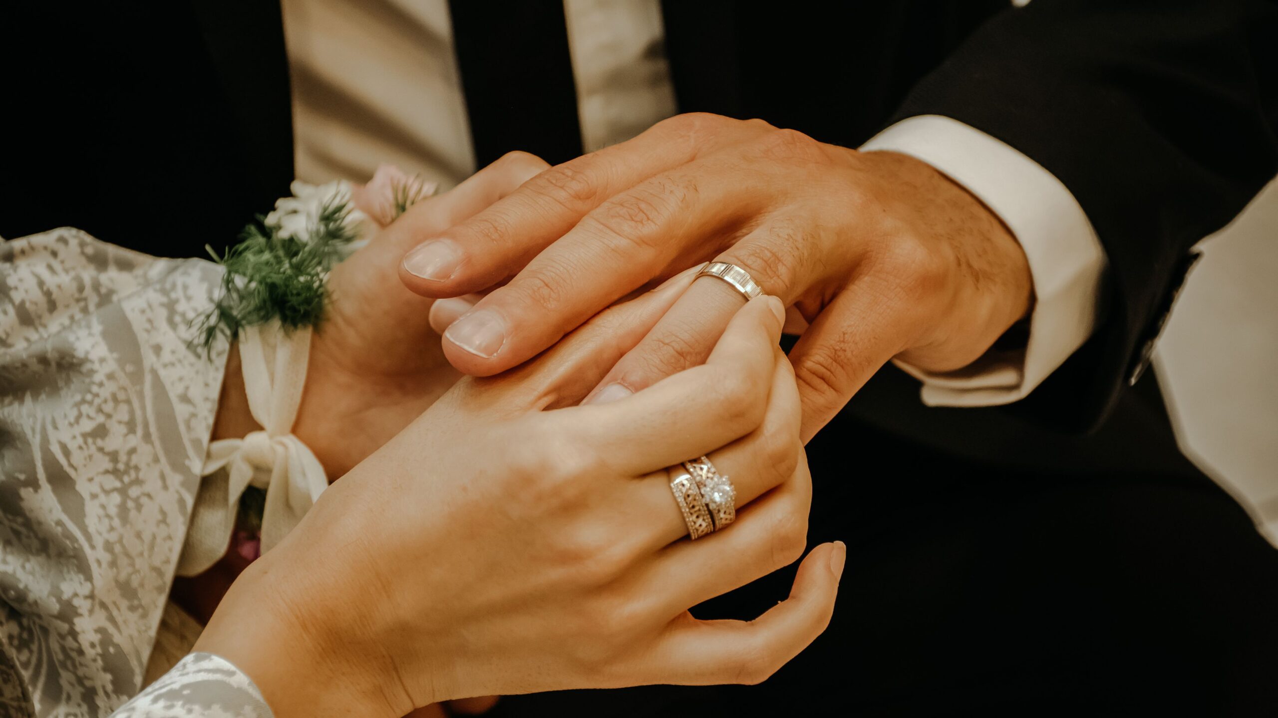 常見婚戒挑選問題3:鑽戒與婚戒怎麼同時戴?什麼場合可以戴鑽戒?