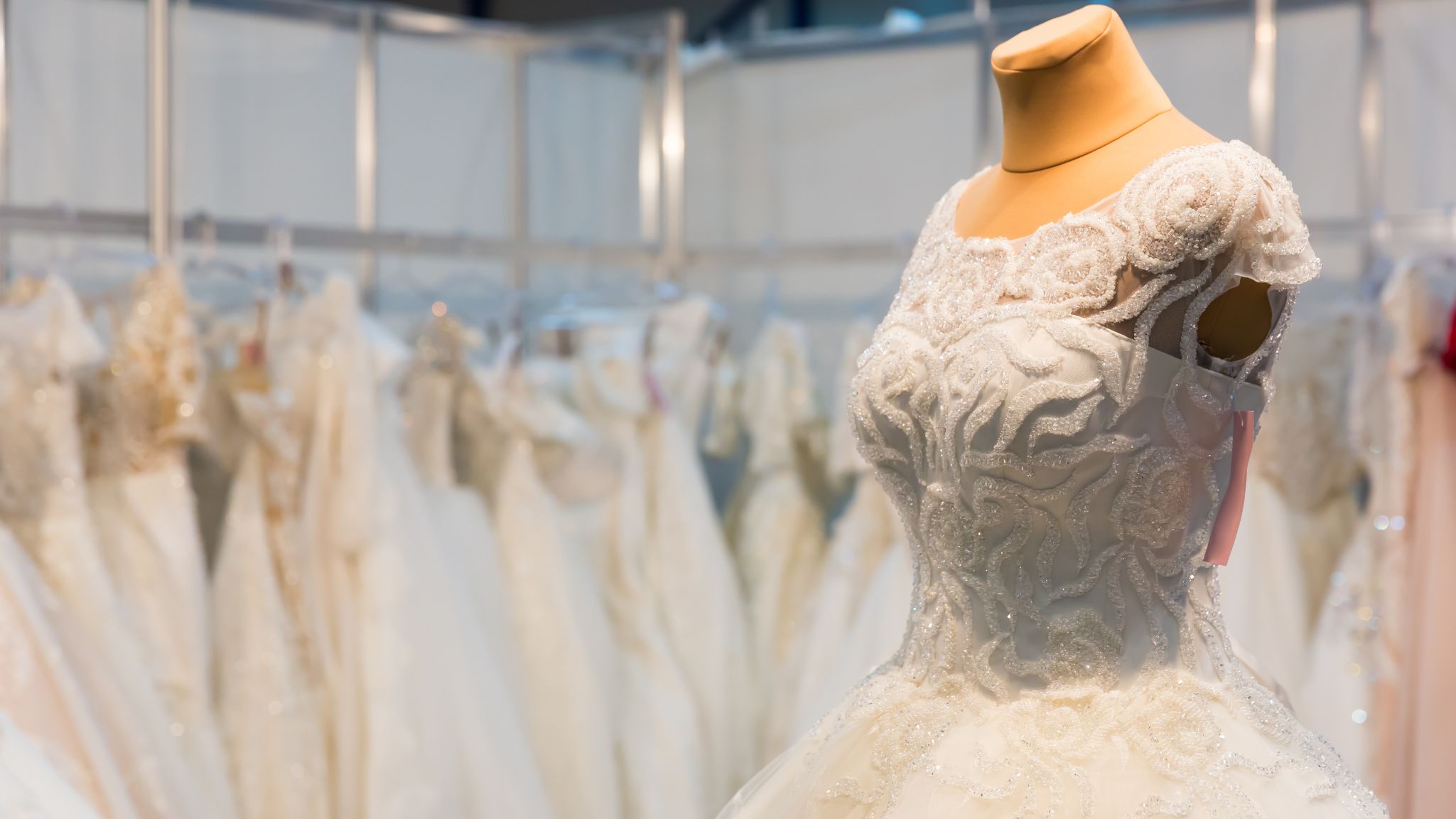 影響婚紗照價格的原因3:婚紗禮服的品牌與數量