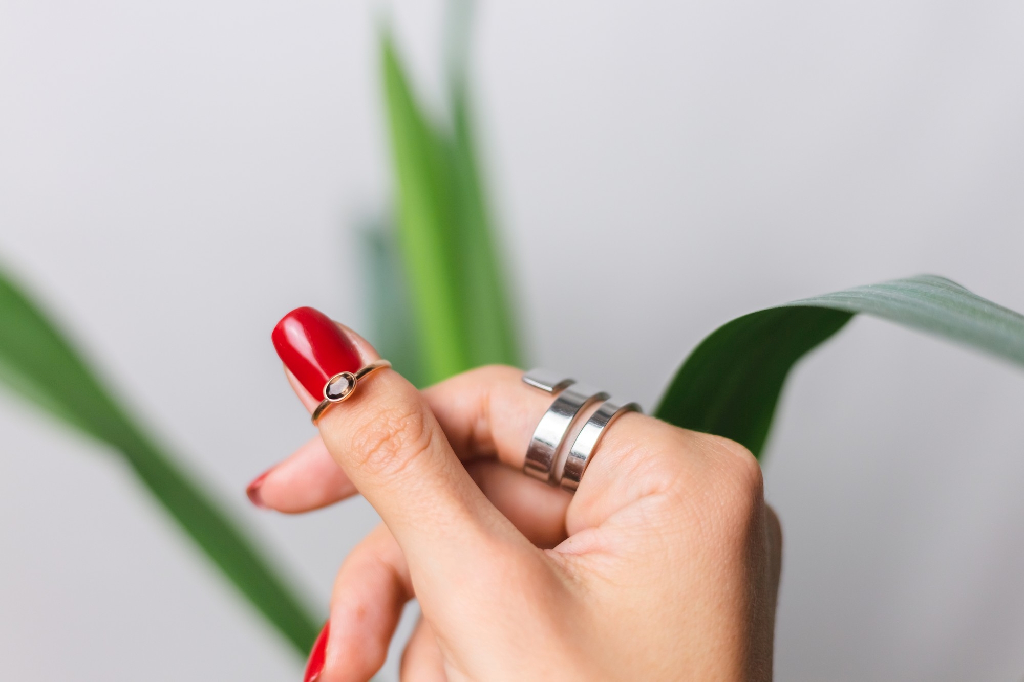 多個戒指戴法重點4：混搭不同金屬色關鍵在於比例