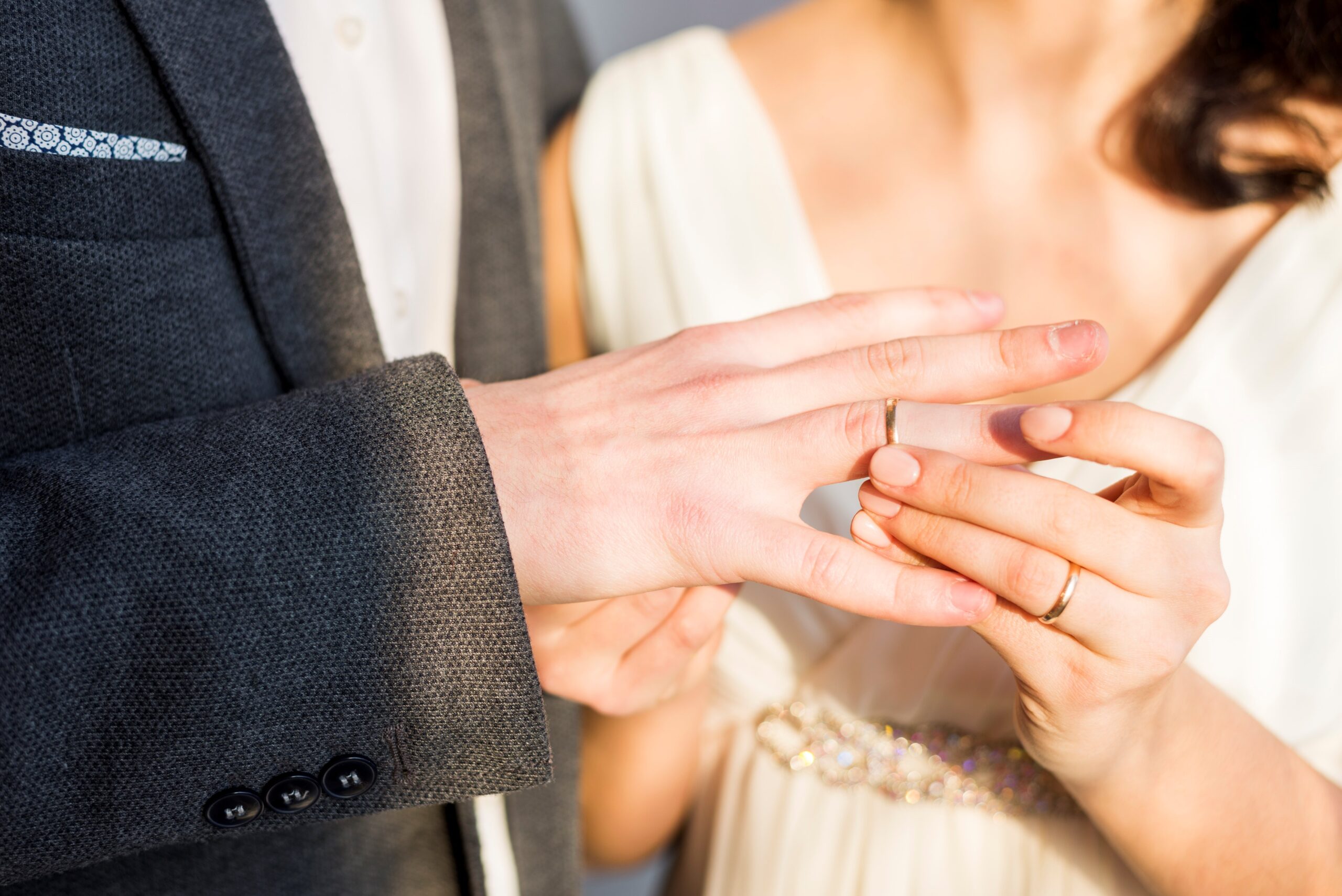 結婚戒指戴法男女差在哪?5分鐘搞懂左右手、手指意義與佩戴習俗